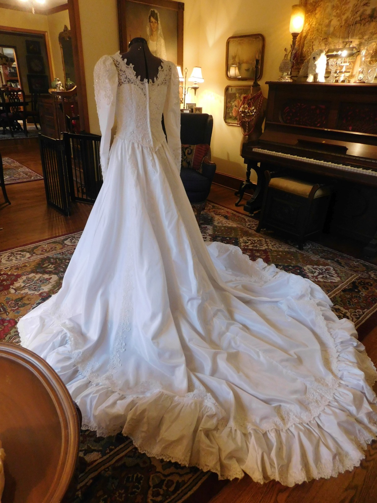 BEAUTIFUL VINTAGE WHITE SATIN WITH RUFFLES & PEARLS & ALENCON LACE SZ 10
