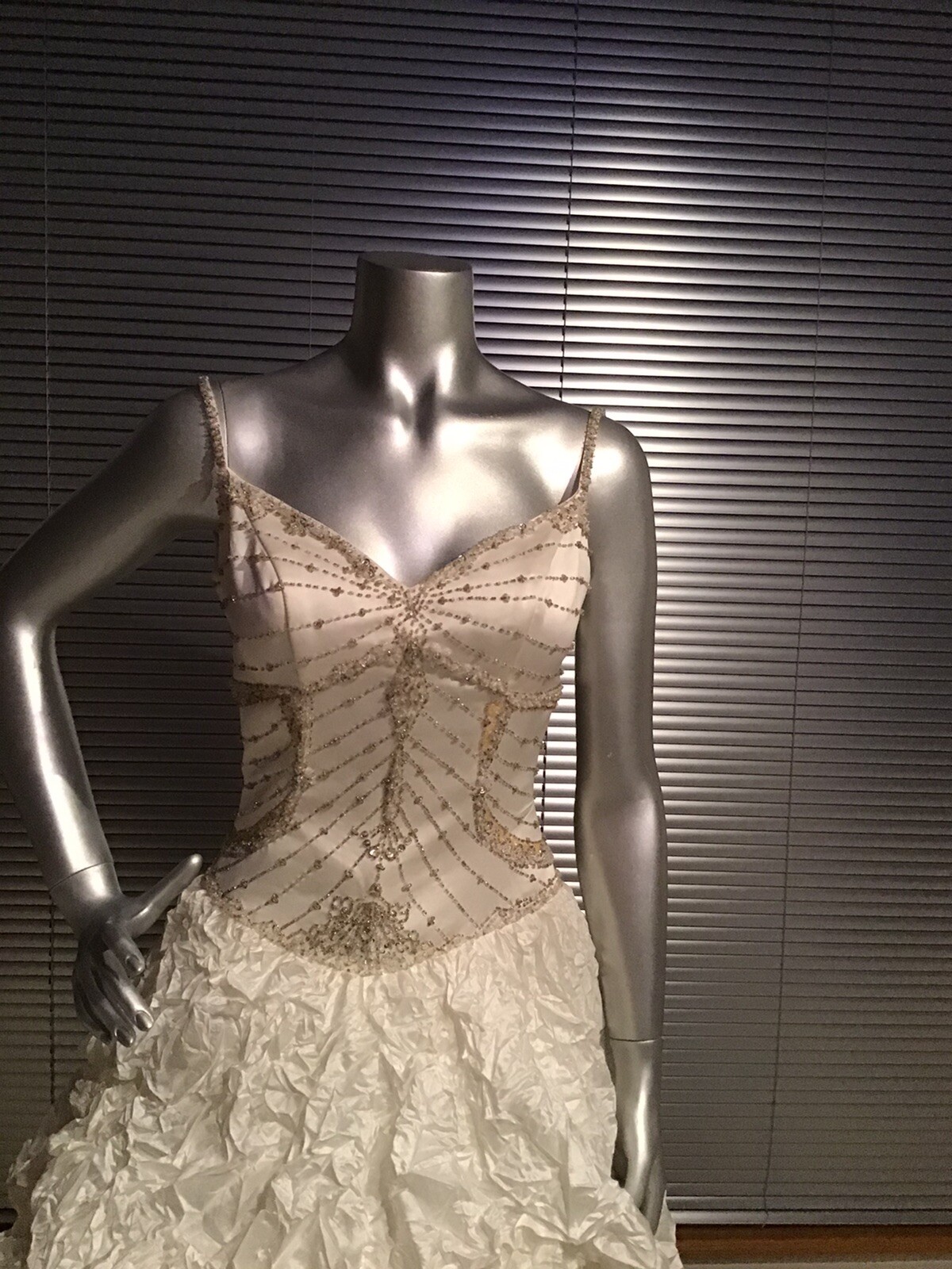 New Long Trailing Wedding Gown Dress Ivory Size 6 Dress 37/30 Easy To Carry .
