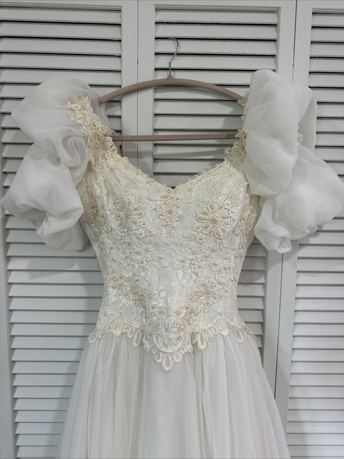VTG 1980’s Ivory Wedding Gown w/Puff Sleeves Lace & Pearl Bodice Flowers SMALL