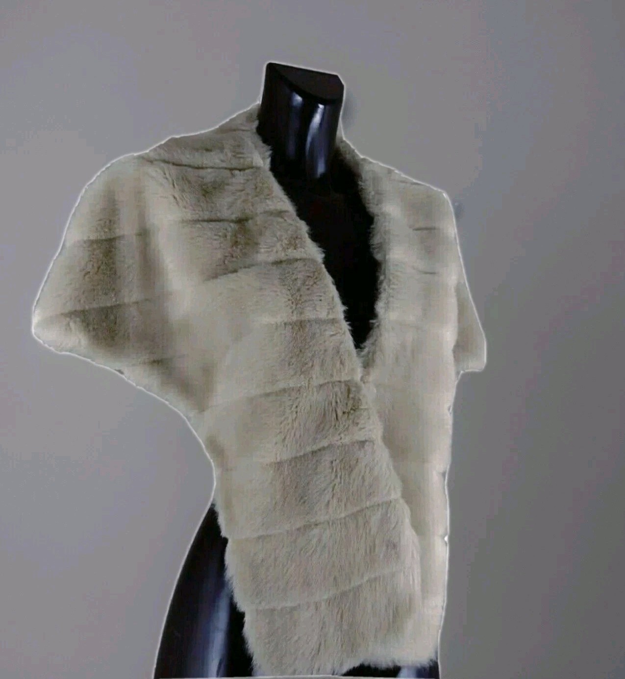 Laura “The Chic Bride” Medium Stole Faux Fur Champagne Color Buttoning Fur Hooks