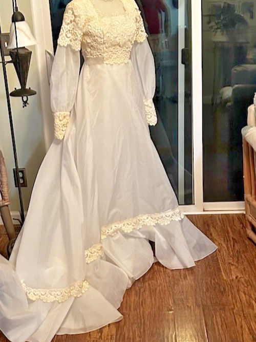 Beautiful Vintage Wedding Dress With Veil, train, lace, back buttons and zipper