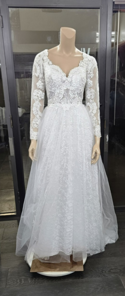 Unbranded long Sleeve sweetheart Neck White tulle and lace Wedding Dress sz 8
