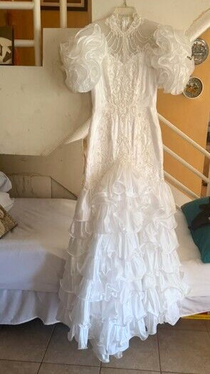 MEDIUM BEADED LACE WEDDING DRESS-LONGER THAN FLOOR LENGTH-BRAND NEW-LQQK!