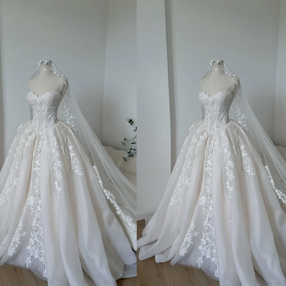 Classic Strapless Wedding Dresses Lace Applique Sweep Train A-Line Bridal Gown