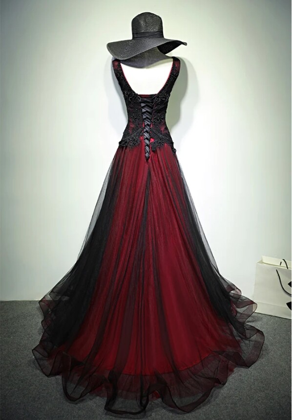 Black and Red Gothic Wedding Dresses V Neck with Lace Applique Tulle Bridal Gown
