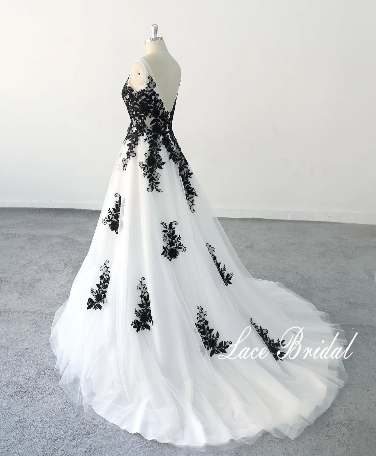 White black lace wedding dress wedding dress 32-60 straps with train to measure