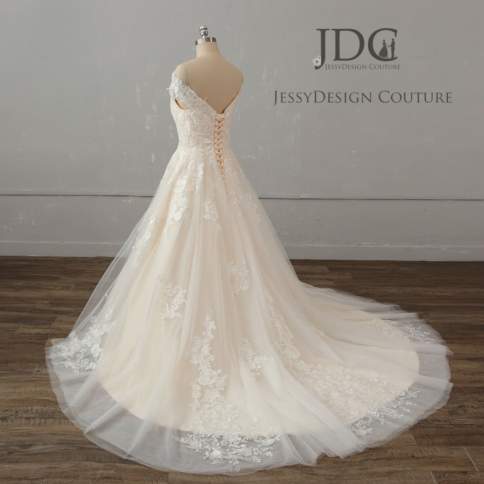 Top quality strappy wedding dress wedding dress 32-60 beads to measure ivory buttons
