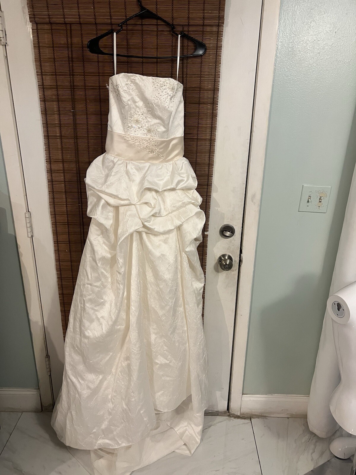 Enzoani wedding dress is a size small is off-white and beige is very beautiful
