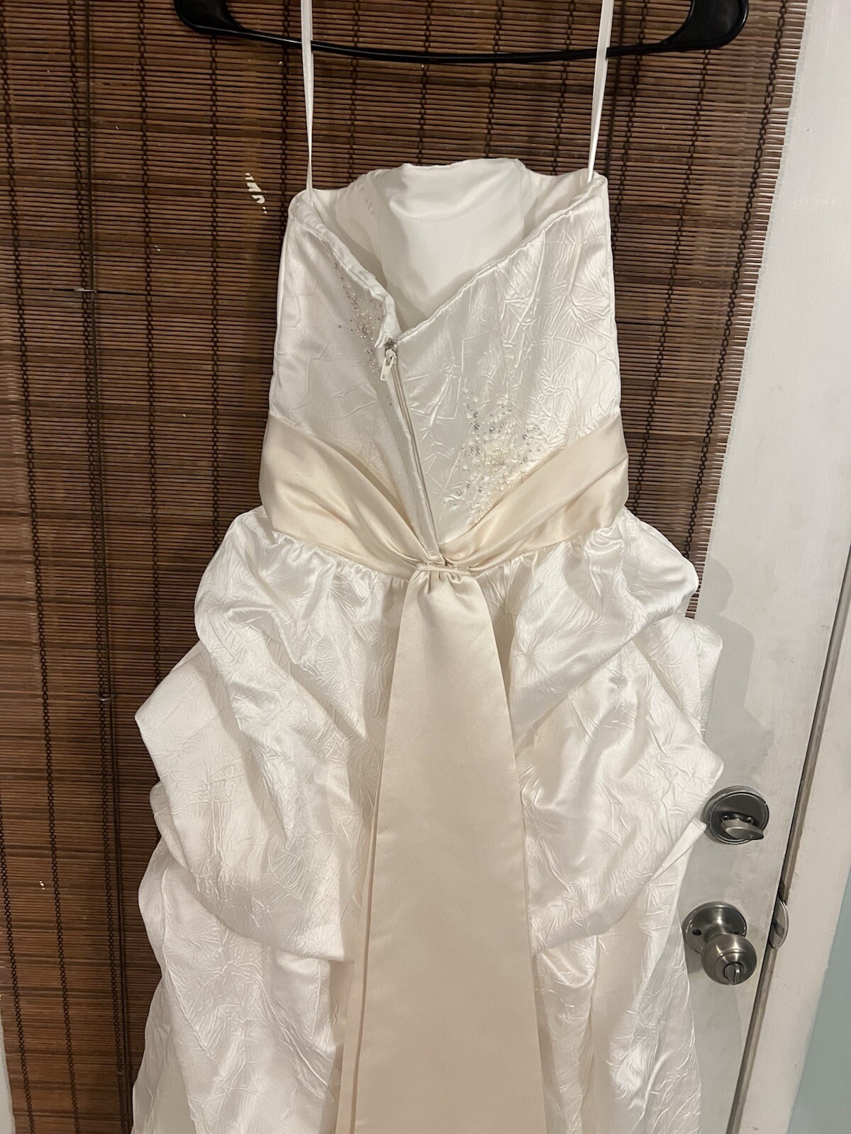 Enzoani wedding dress is a size small is off-white and beige is very beautiful
