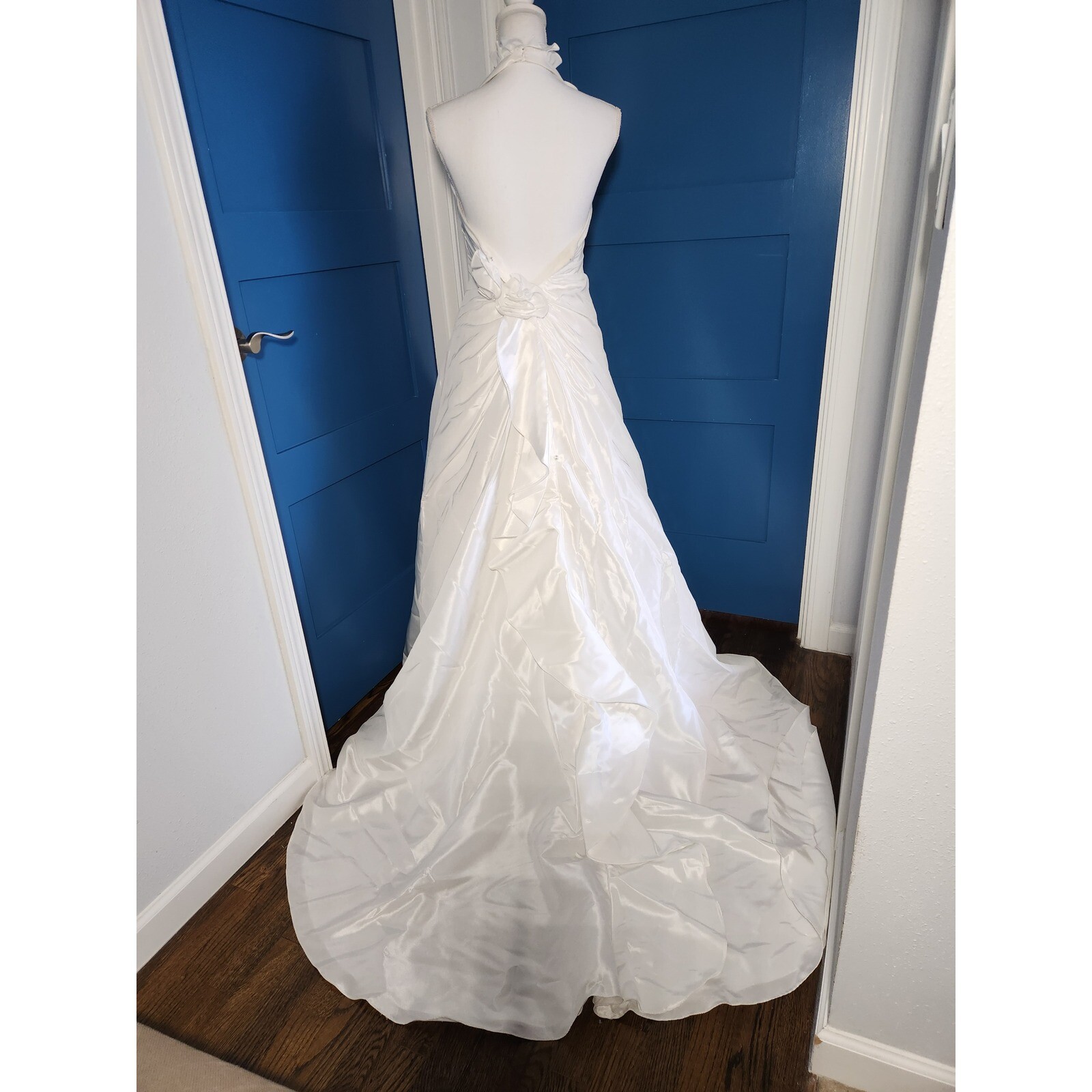 David’s Bridal Galina Satin Wedding Dress Sz 2 Halter Style Roses Small Train