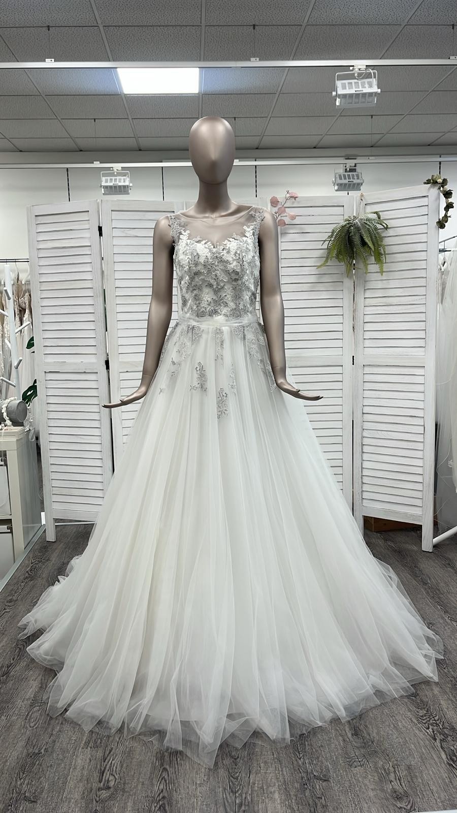 NEW DESIGNER WEDDING DRESS EGLANTINE SIZE 38 IVORY GREY TULLE LACE PRINCESS