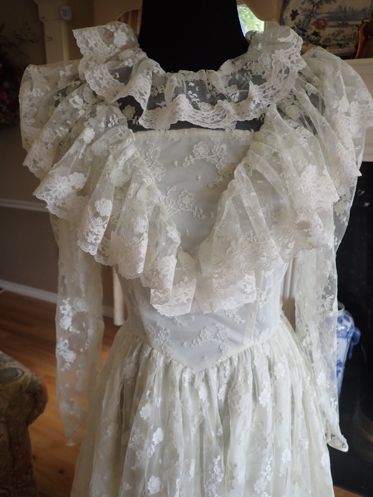 70s VTG Ivory Victorian Wedding Dress Lace & Taffeta Shawl Collar Tie Waist XS