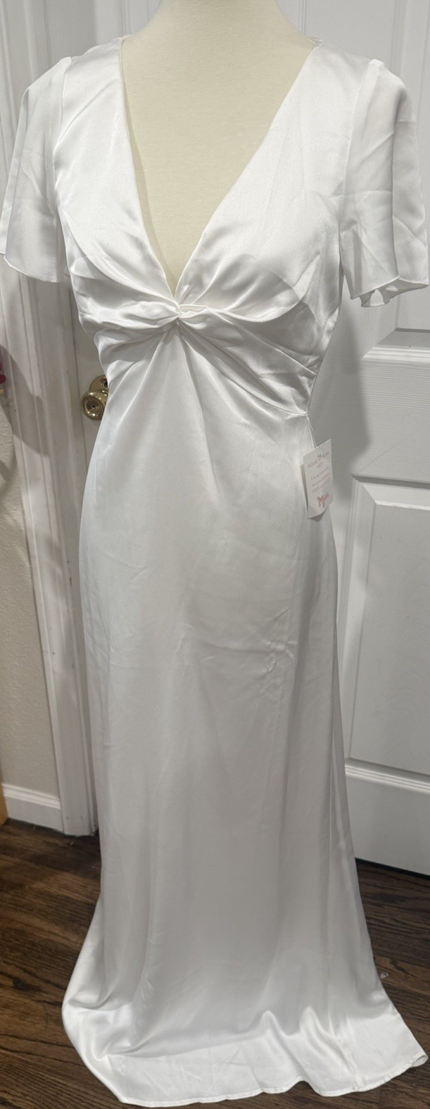 Show Me Your Mumu White Short Sleeve V Neck Sheath Wedding Dress Small