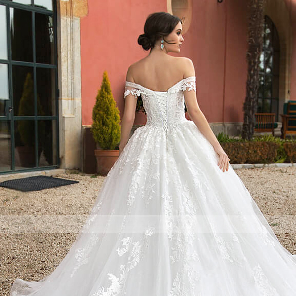 Luxury Wedding Dresses Sweetheart Lace Applique Cathedral Bridal Gowns Train