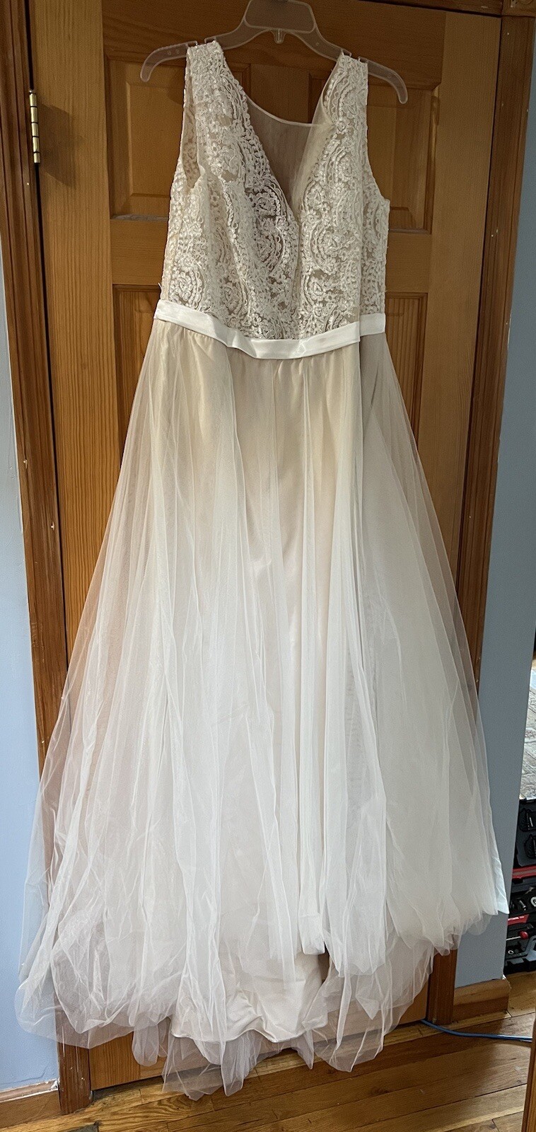 Brides wedding dress size 10/12 Lg. Perfect For A Beach Wedding. Off White