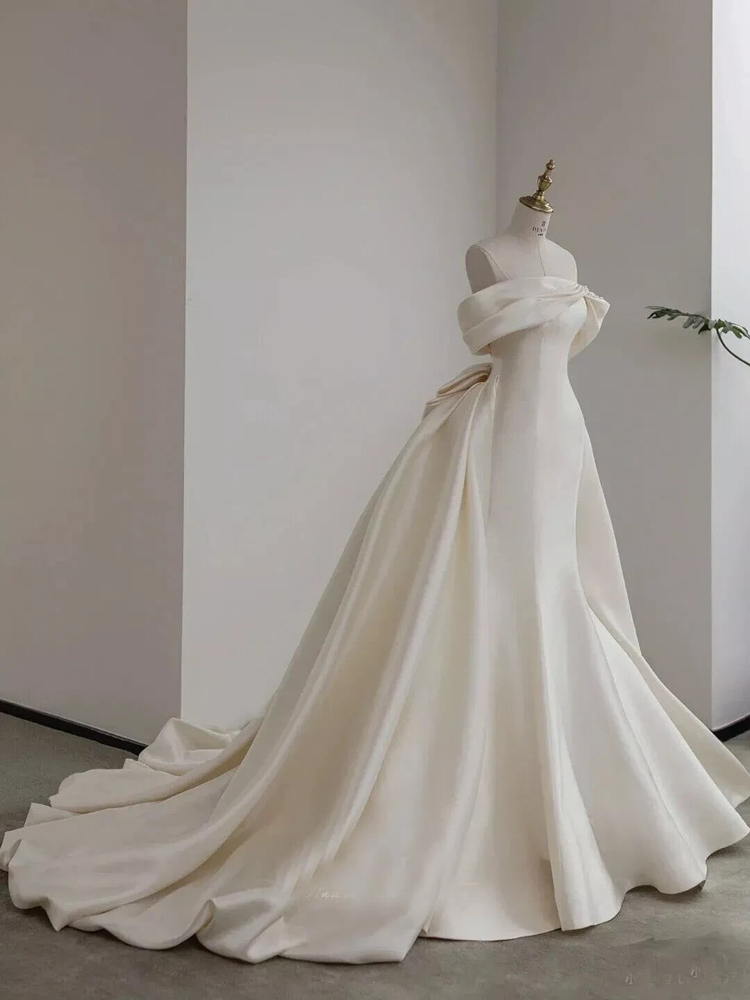 Elegant White Ivory Wedding Dresses with Detachable Train Mermaid Bridal Gowns