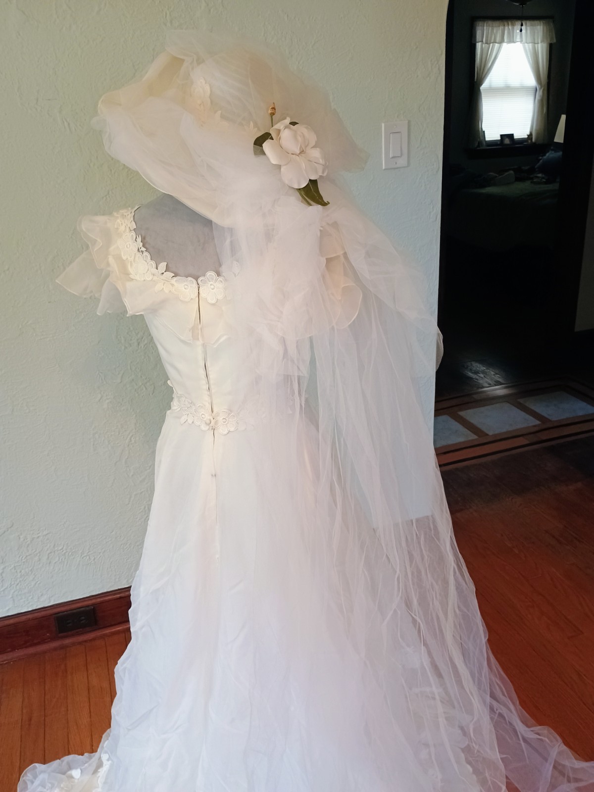 GIUSEPPE VINTAGE WHITE NYLON & SATIN FEEL WEDDING DRESS & HAT & VEIL S/M #1