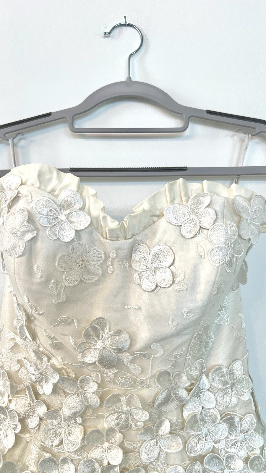 Wtoo by Watters Ivory Strapless Floral Appliqué Bridal Gown Size 8 Tailored to 4