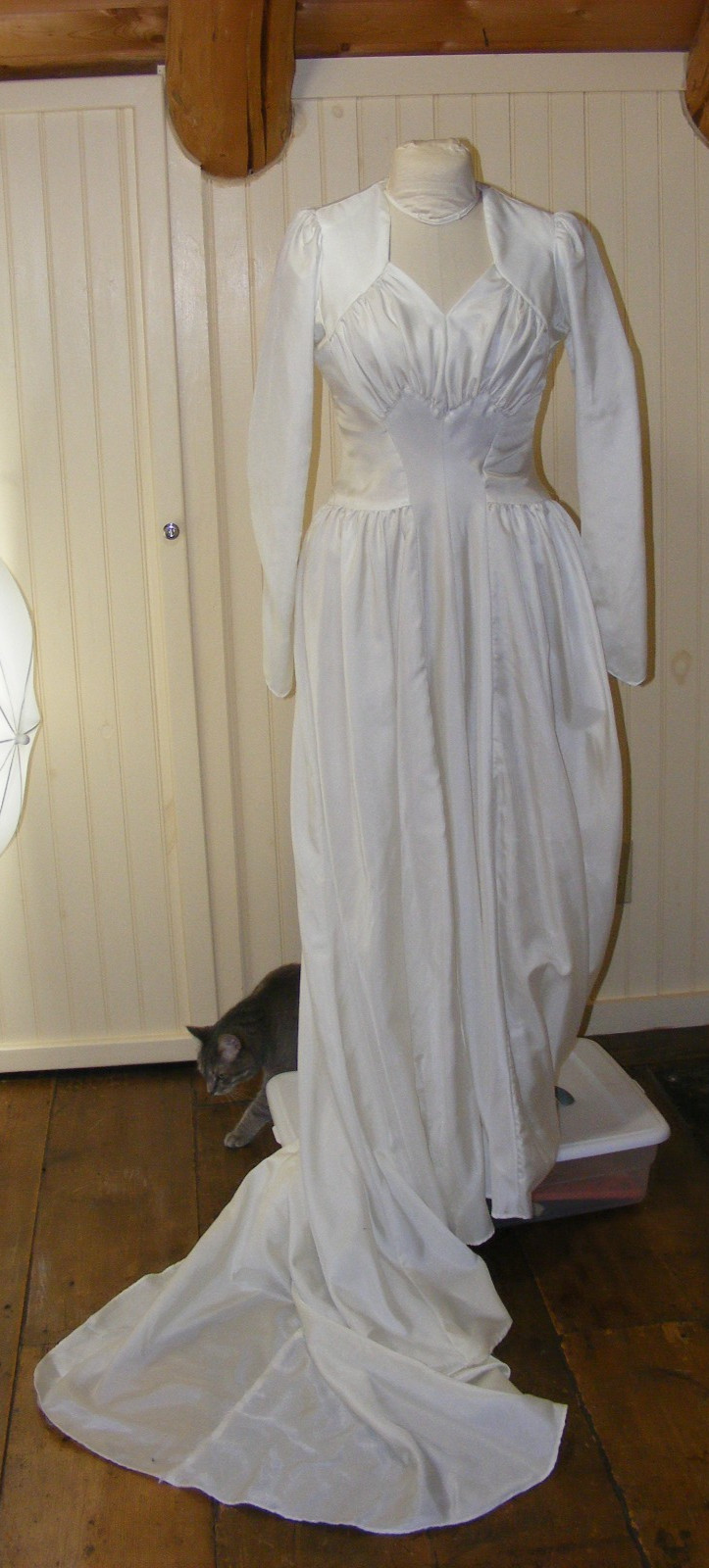 1942 WEDDING DRESS WWII BRIDAL WEAR RAYON FAILLE SWEETHEART NECKLINE LONG TRAIN