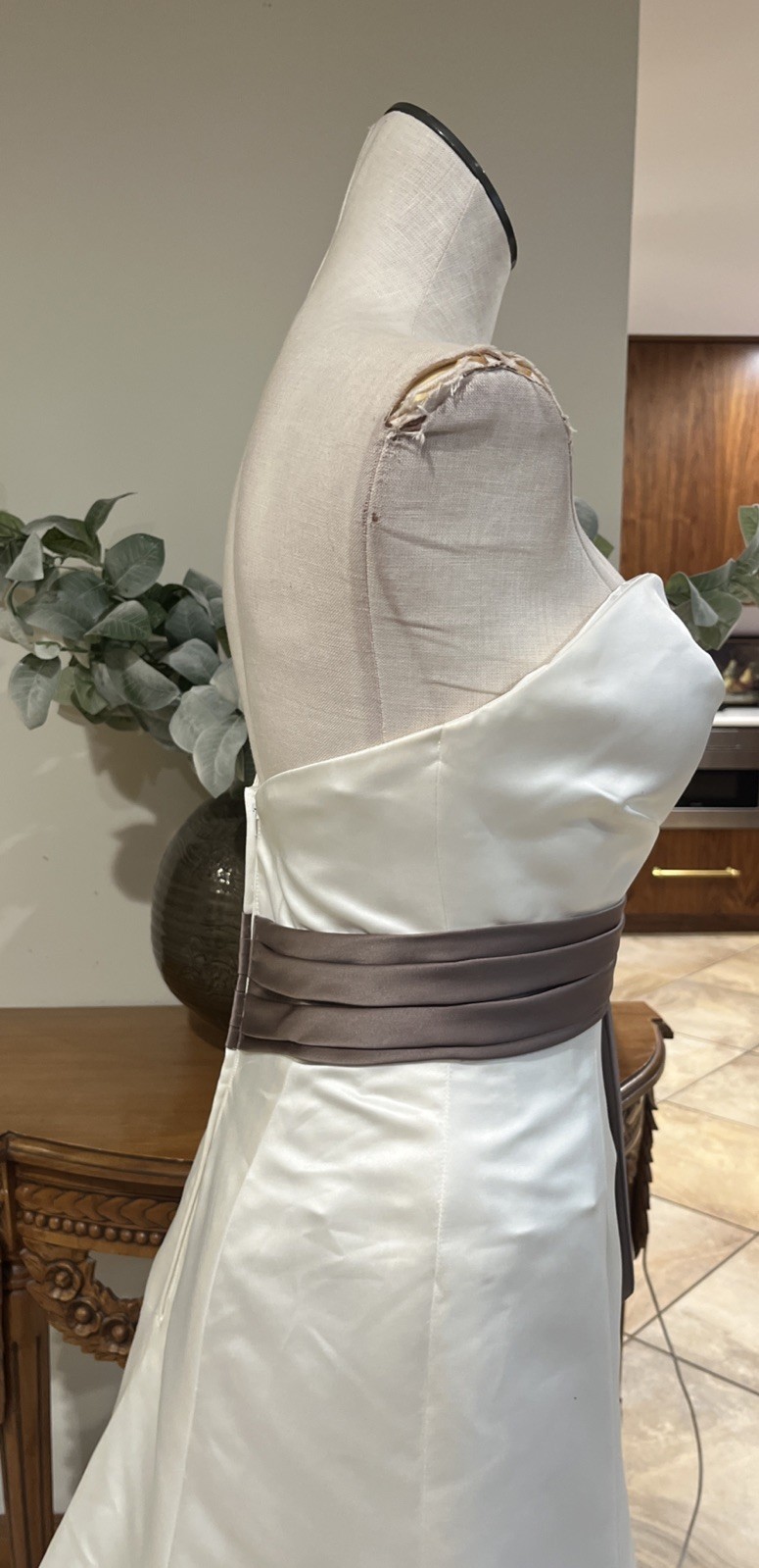 The couture collection woman’s 8 Ivory brown sash strapless Train wedding dress