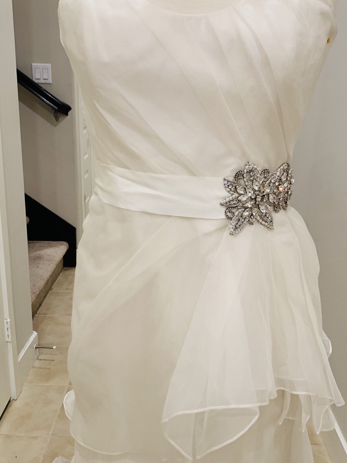 New Authentic Nouvelle Amsale Crystal Belt wedding gown Size 6(10)