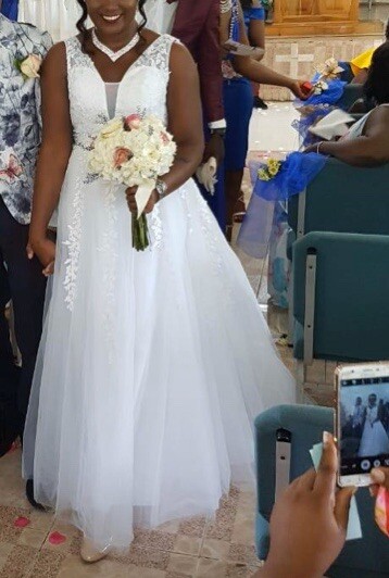 White Ivory Lace Appliqué V-Neck Wedding Dress Size 2-26
