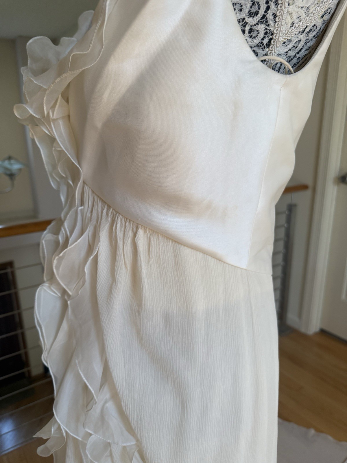 CAROLINA HERRERA 6 (10) Ivory Silk Chiffon OffShoulder Ruffled Wedding Dress NEW