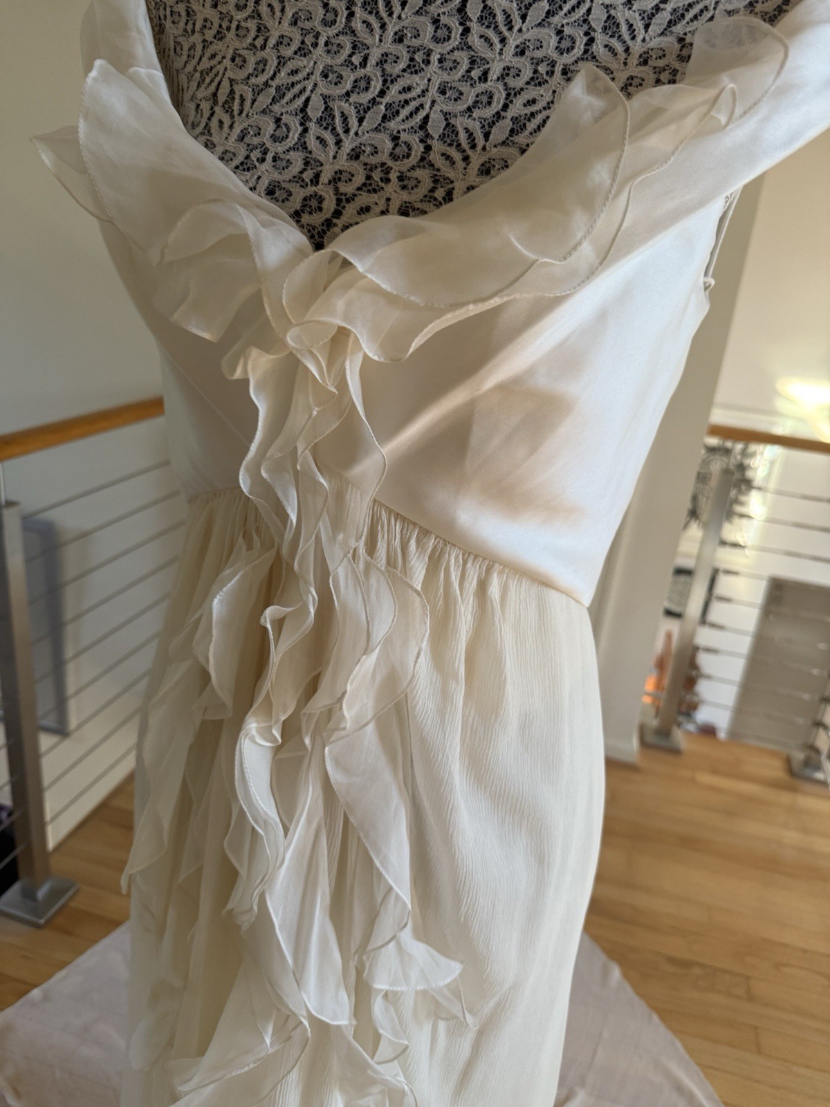 CAROLINA HERRERA 6 (10) Ivory Silk Chiffon OffShoulder Ruffled Wedding Dress NEW