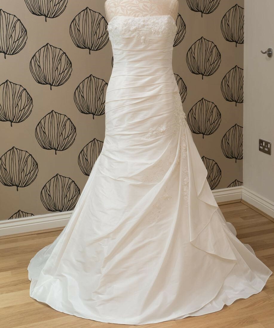 Beautiful “La Sposa” Wedding Dress