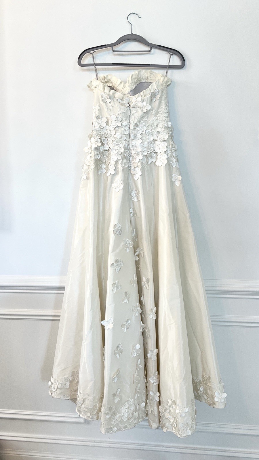 Wtoo by Watters Ivory Strapless Floral Appliqué Bridal Gown Size 8 Tailored to 4