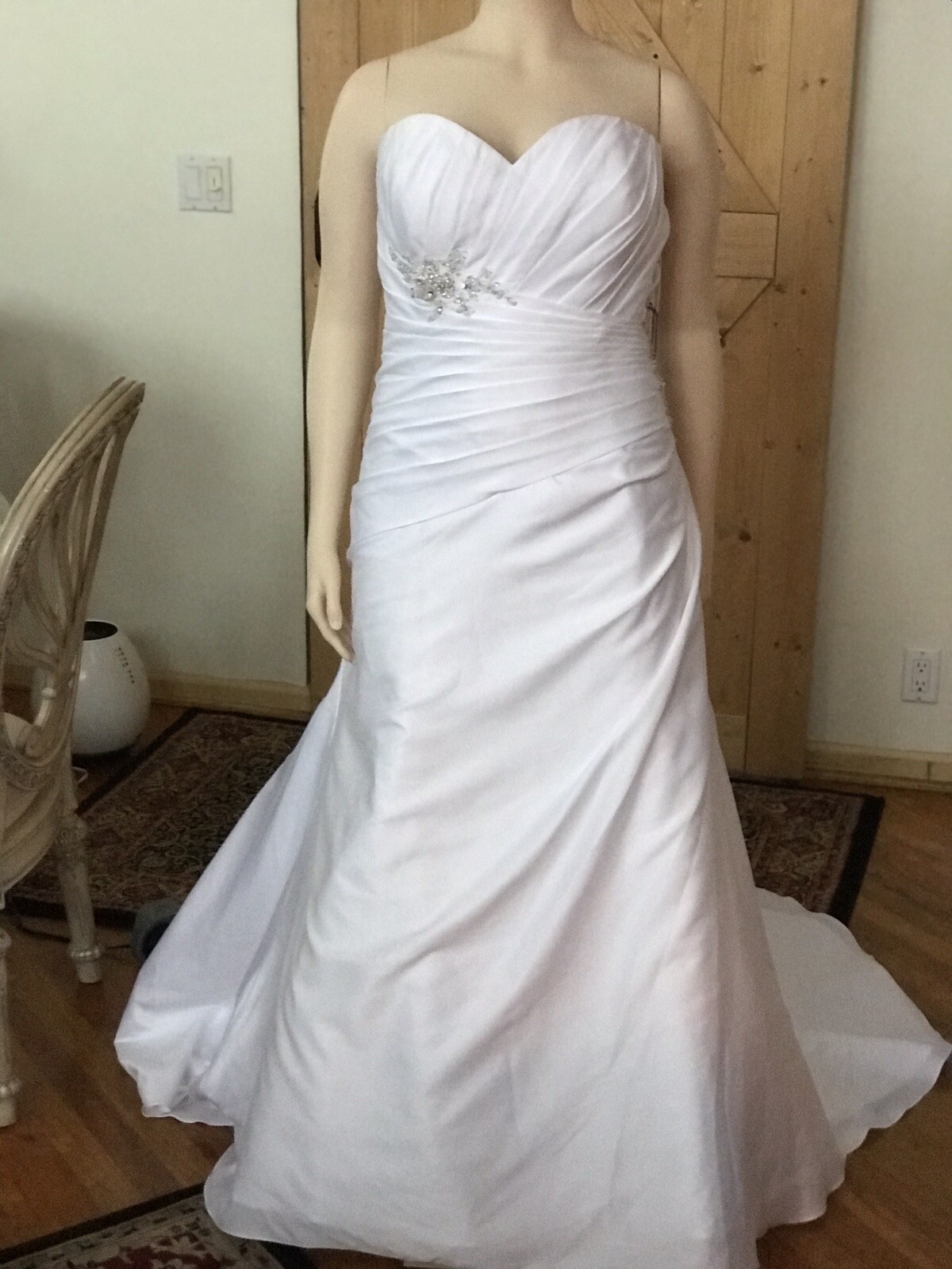 Beautiful Plus Size 26 W Bonny Bridal White Strapless A-Line NWT For The Curvy