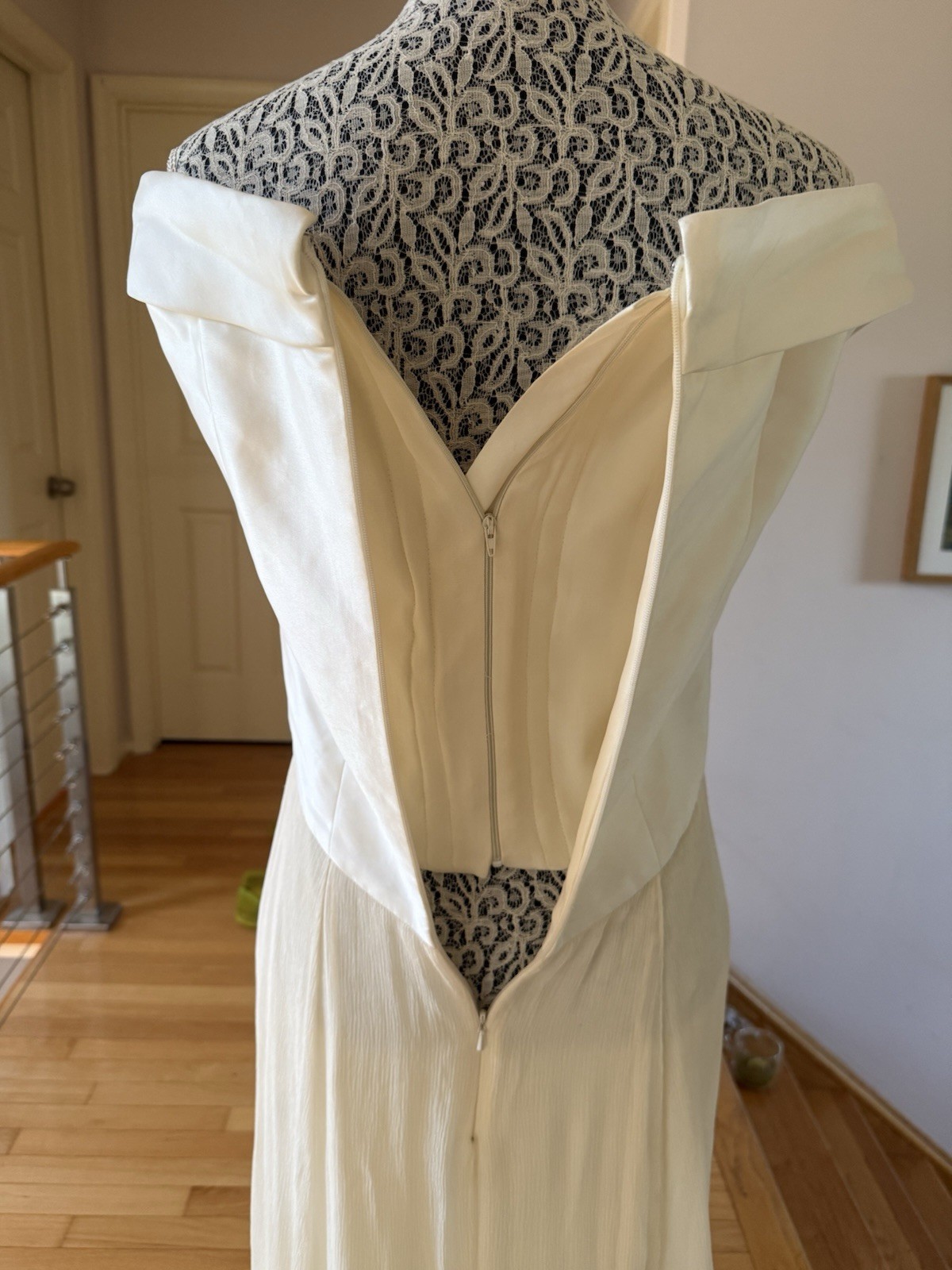 CAROLINA HERRERA 6 (10) Ivory Silk Chiffon OffShoulder Ruffled Wedding Dress NEW