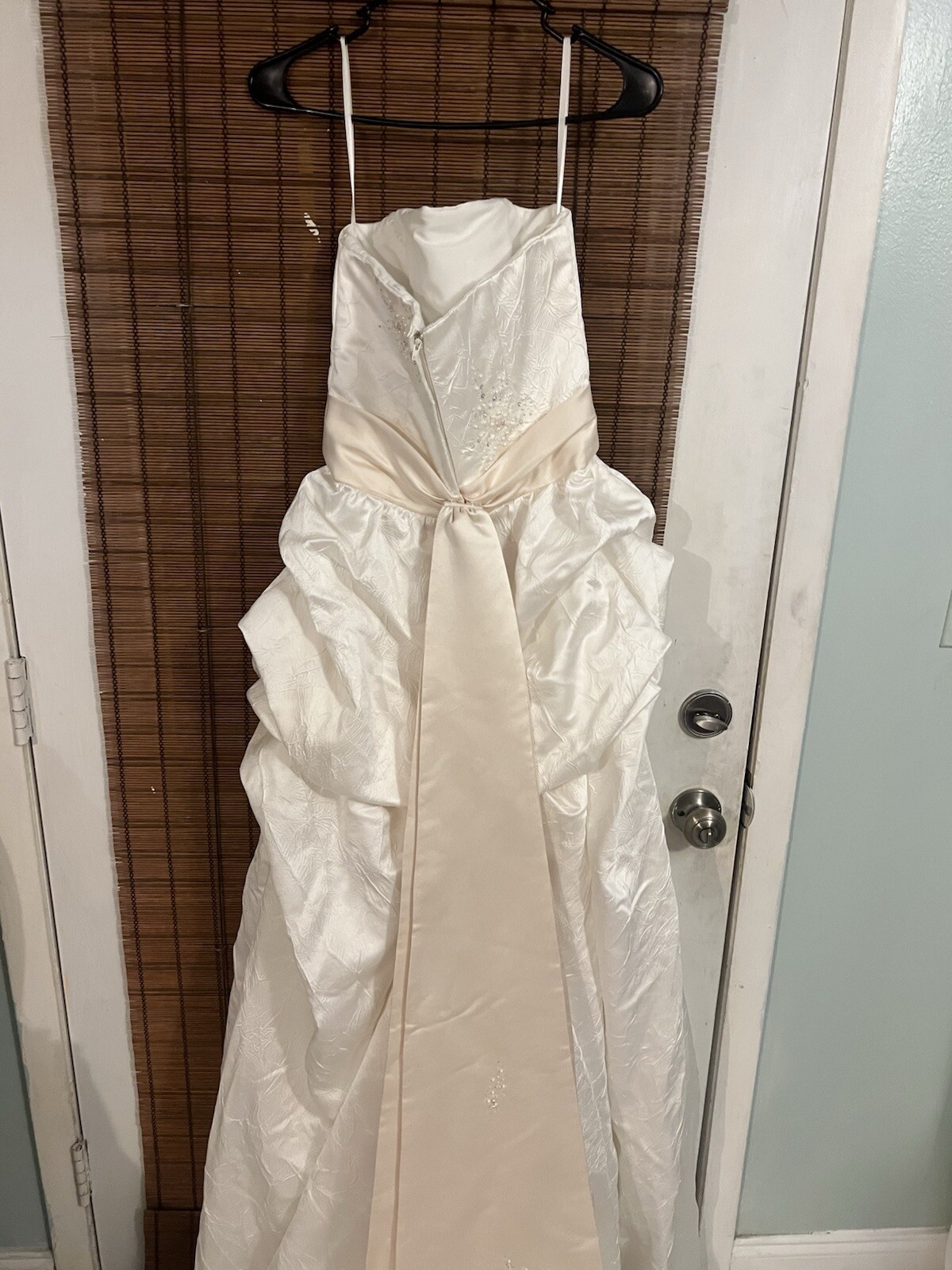Enzoani wedding dress is a size small is off-white and beige is very beautiful