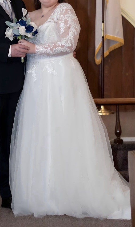 David’s Bridal Long Sleeve Wedding Dress With Low Back Size 20W