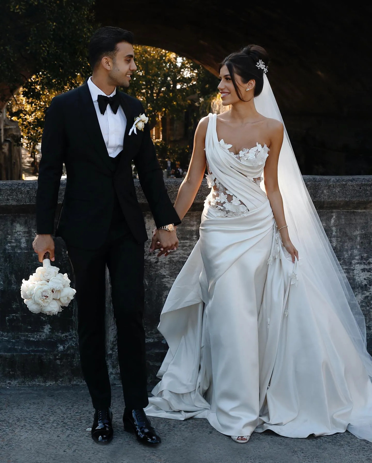 Sexy Mermaid Wedding Dresses One Shoulder Sleeveless Lace Applique Bridal Gowns
