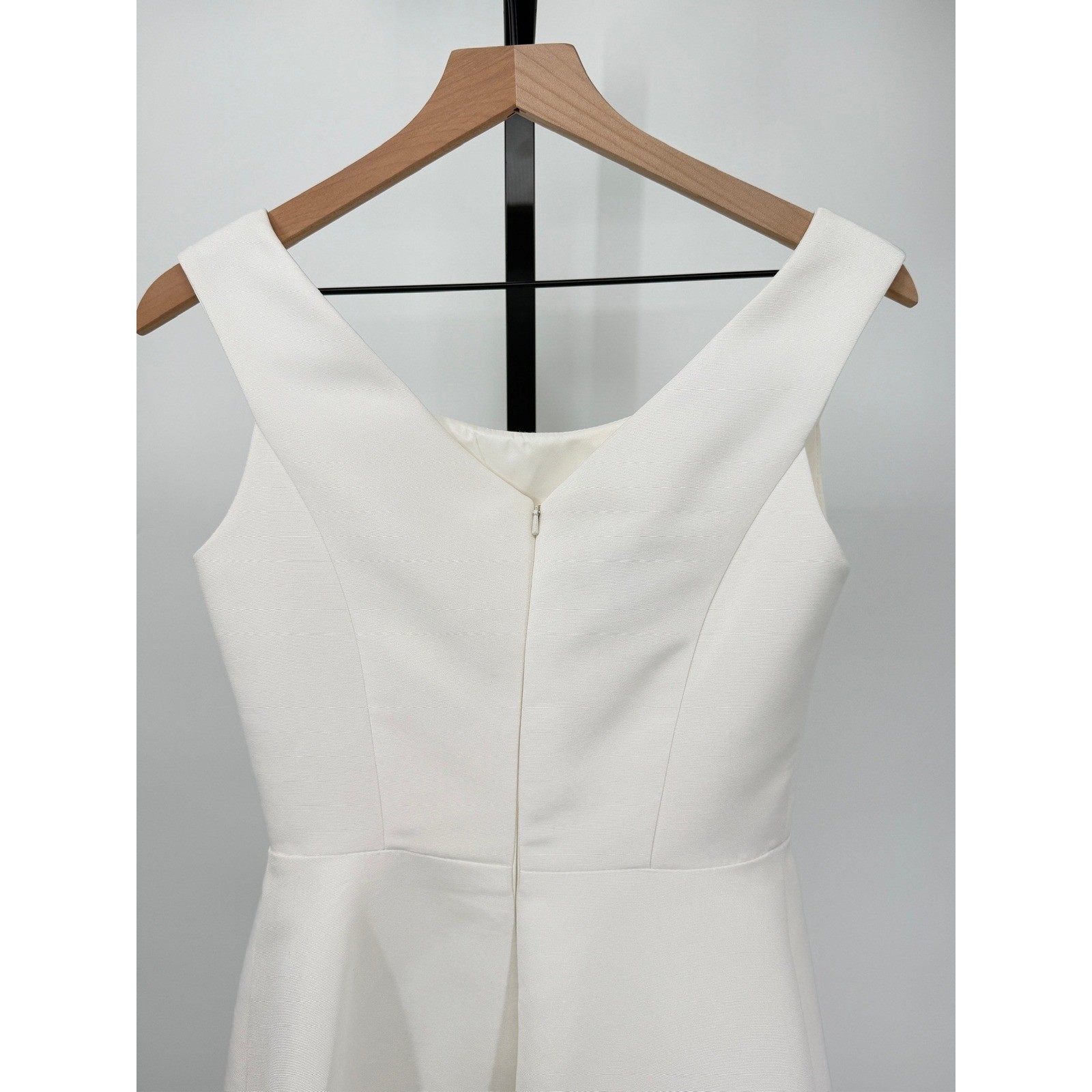 Amsale White Sleeveless A-Line Formal Gown Scoop Neck Fitted Bodice Bridal Maxi
