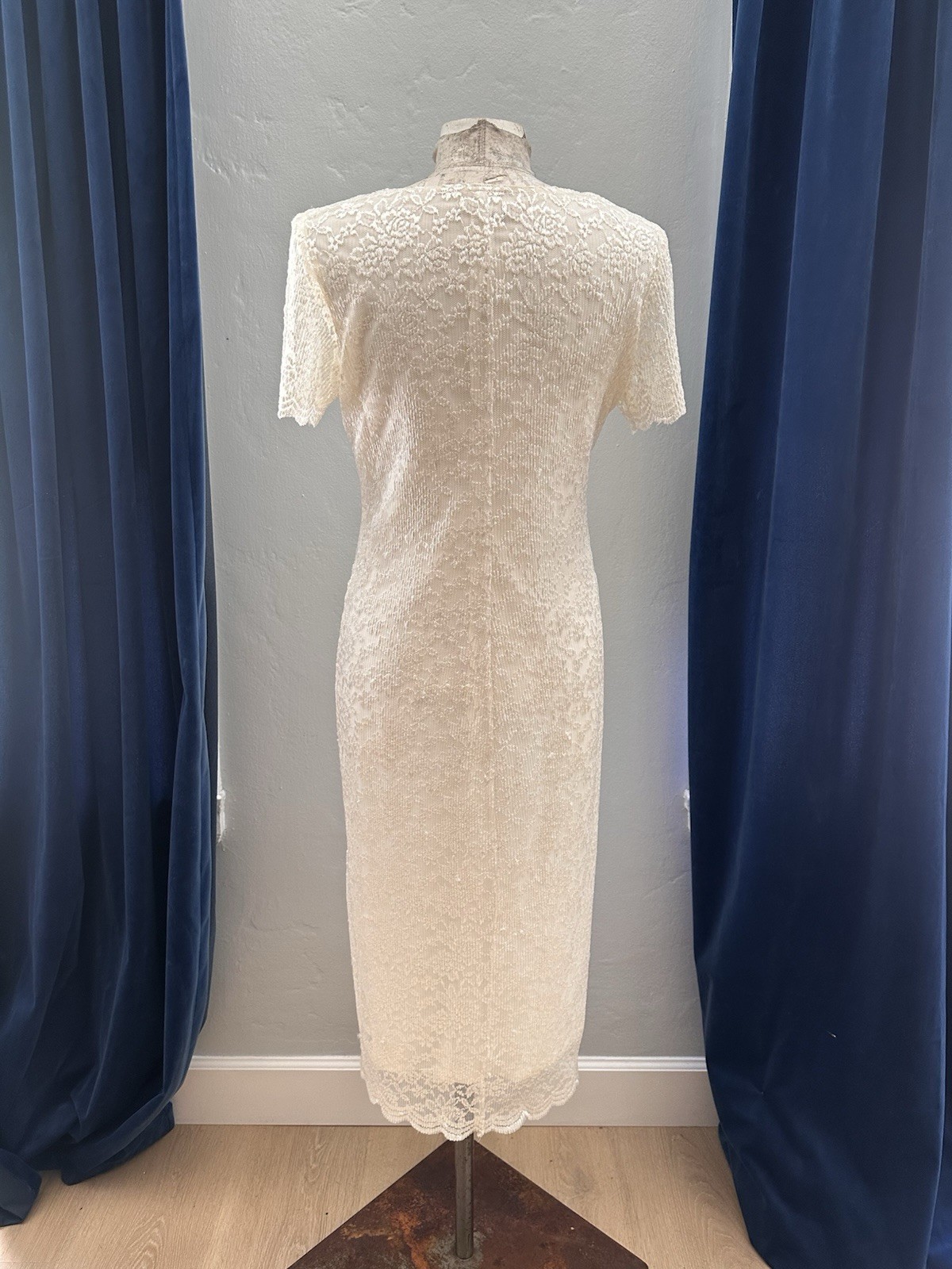 Ivory Lace Scoop Neck Short Sleeve Full-Length Column Sheath Wedding Dress L