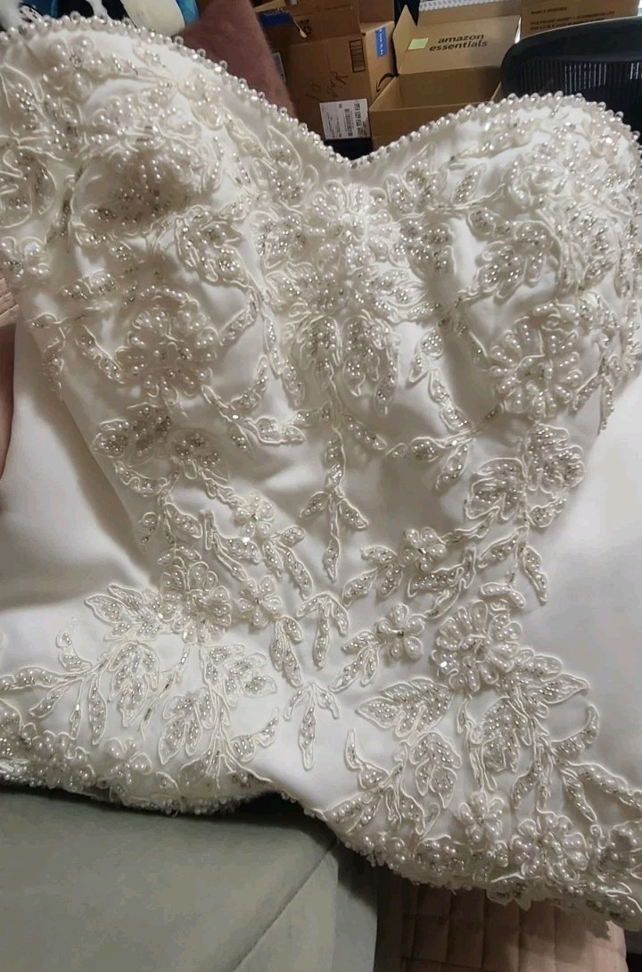 PC Mary’s wedding gown beautiful sweetheart neckline strapless
