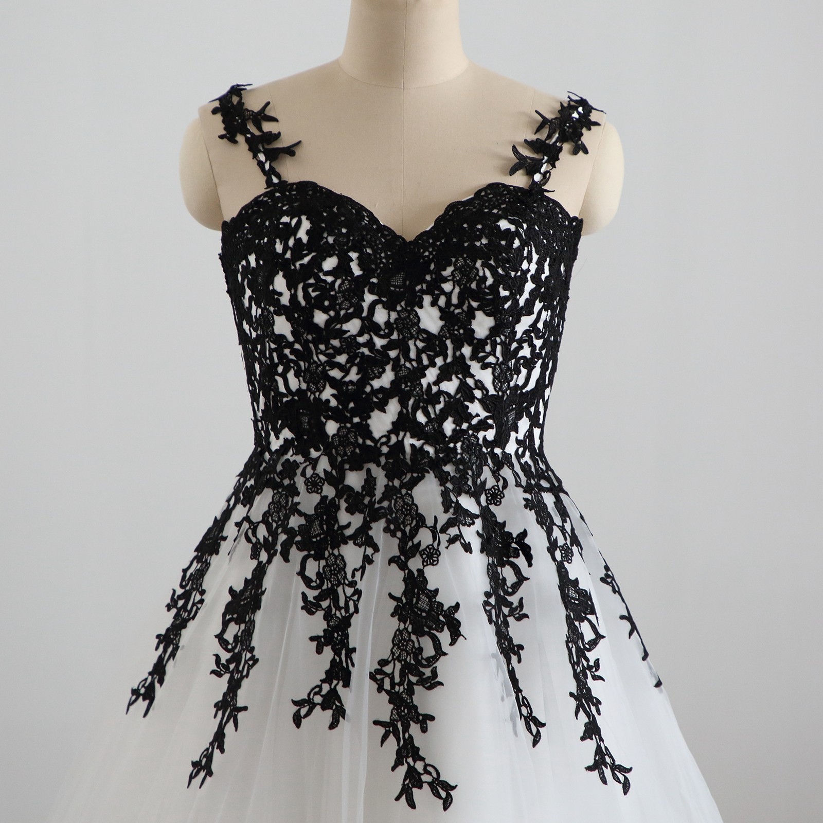 Classic white black lace wedding dress wedding dress 32-60 straps N. Measurement