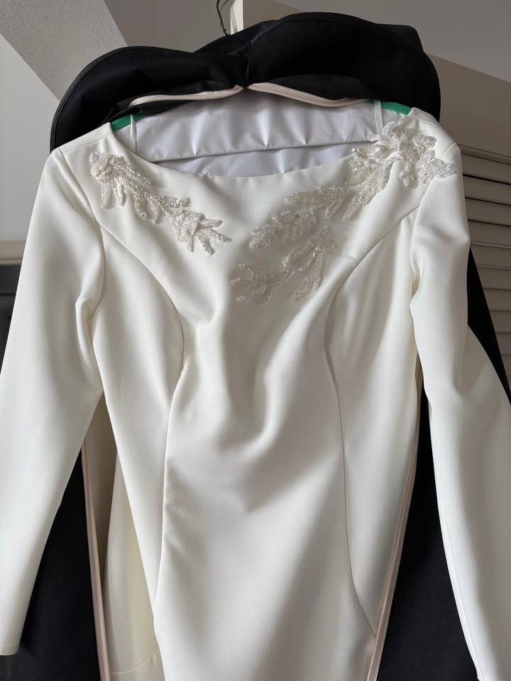 Beautiful 3/4 sleeve length wedding dress – MINT!