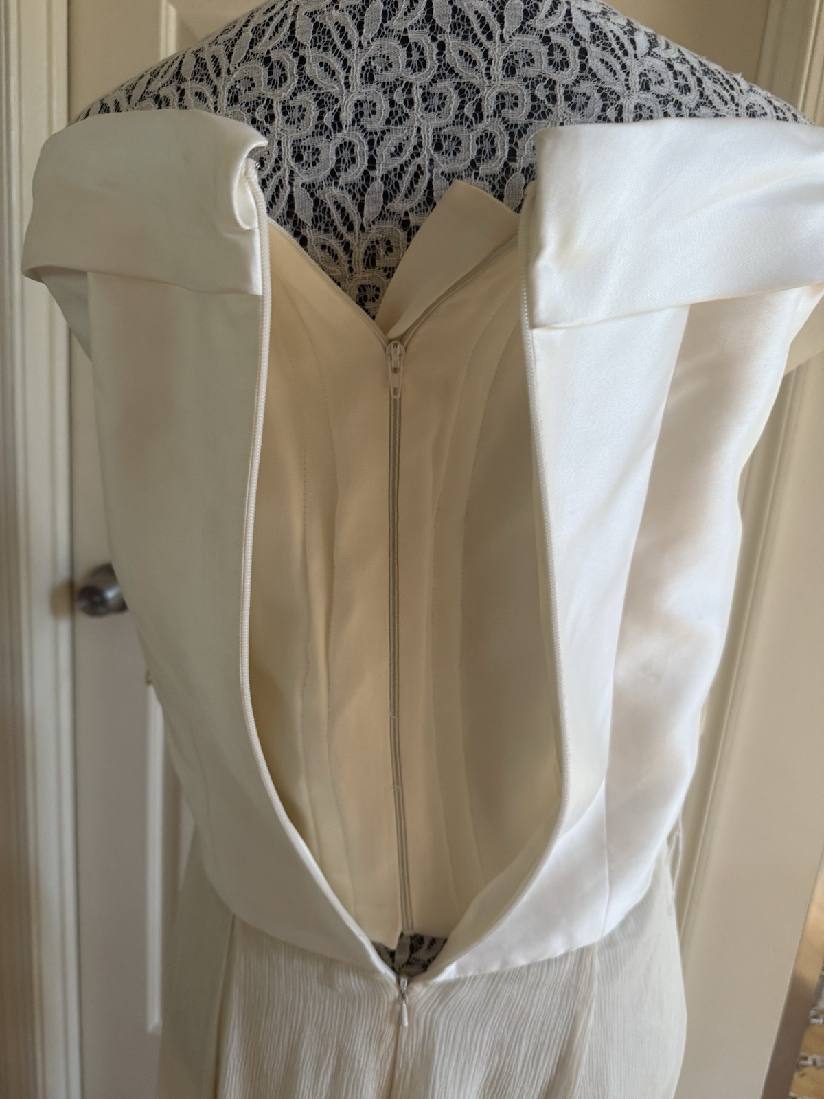 CAROLINA HERRERA 6 (10) Ivory Silk Chiffon OffShoulder Ruffled Wedding Dress NEW