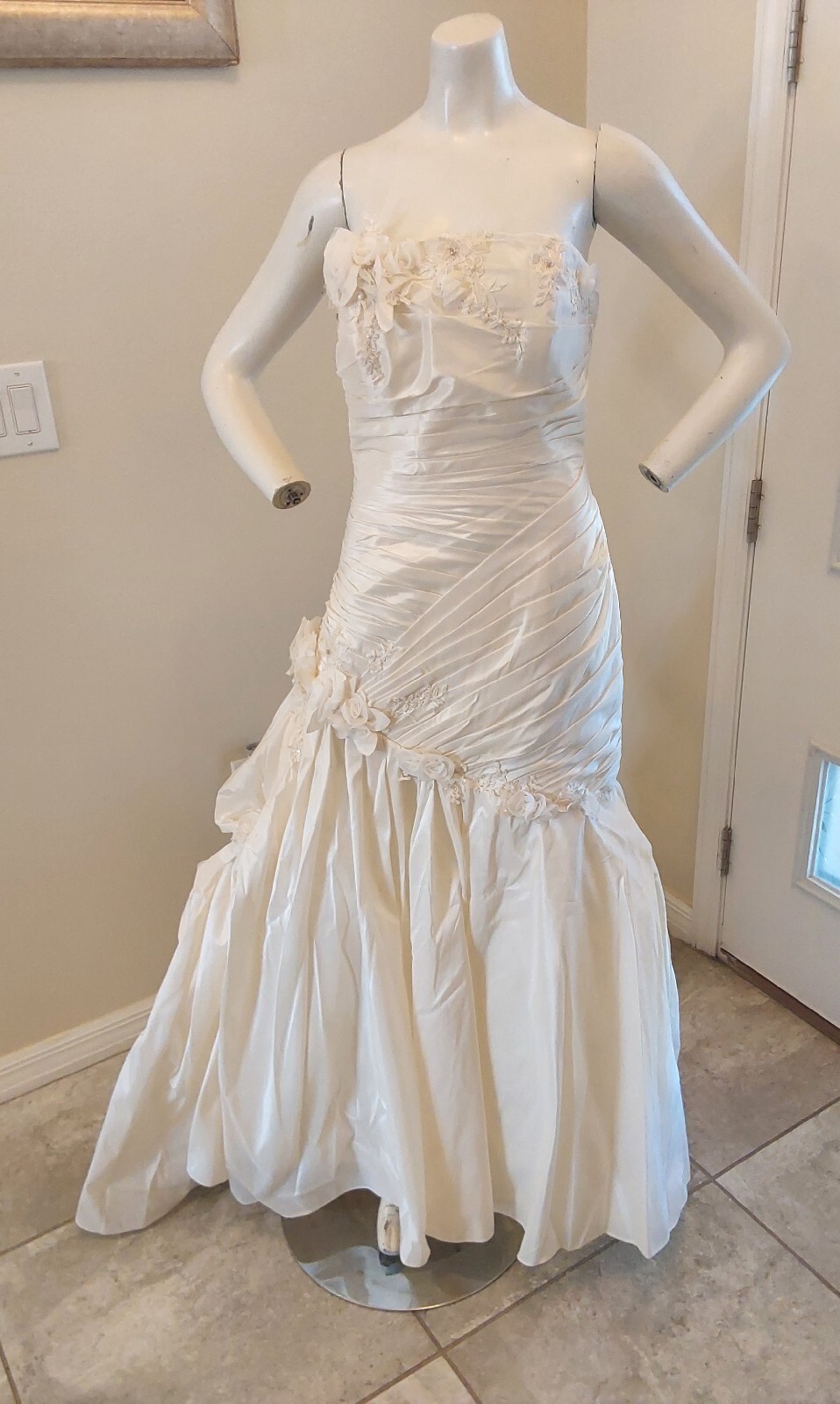 COSMOBELLA MILANO IVORY STRAPLESS WEDDING GOWN SIZE 10