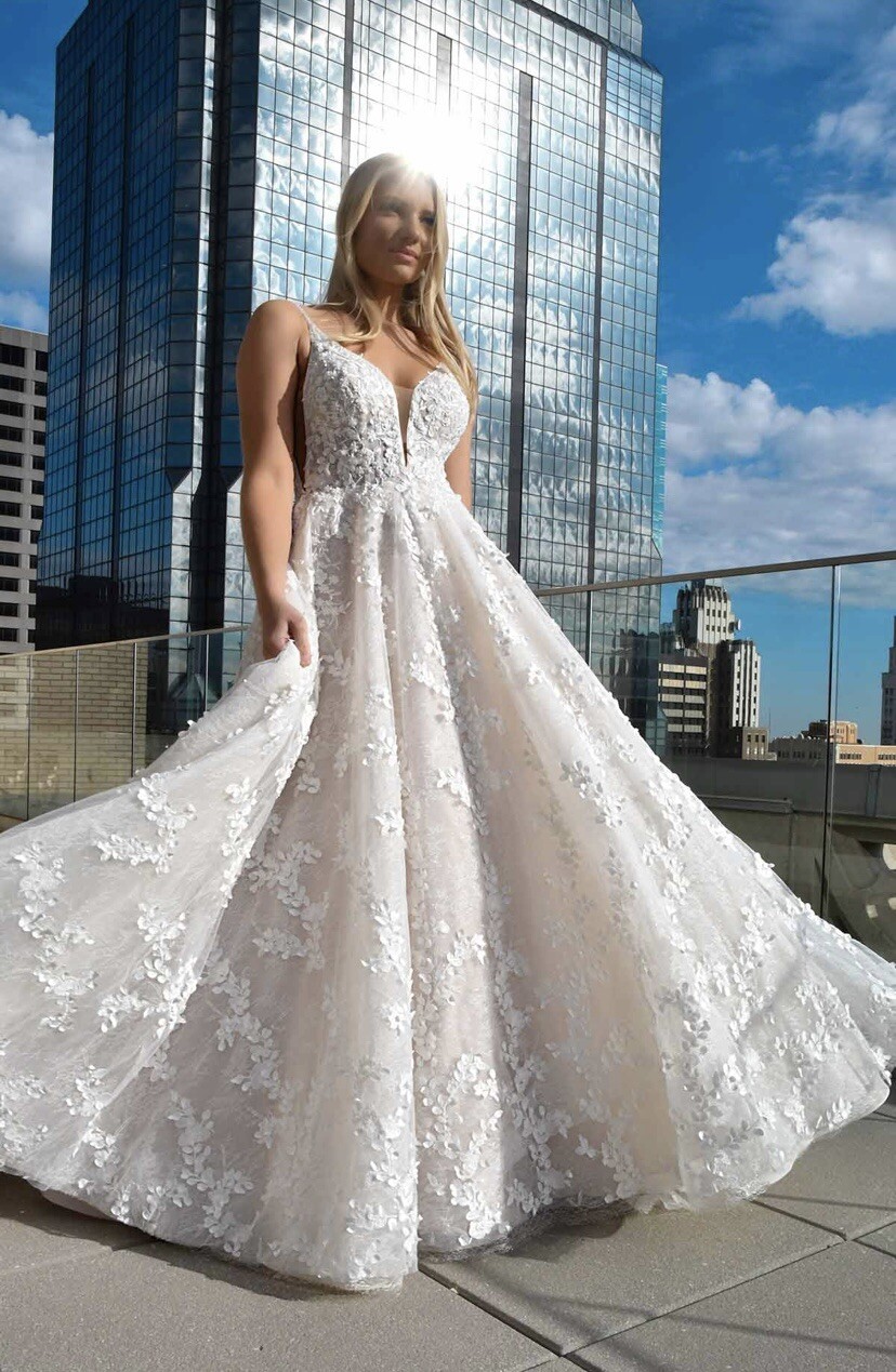 New Unaltered Ivory Martina Liana Wedding Dress Ball Gown Size 10 3D Floral 1325