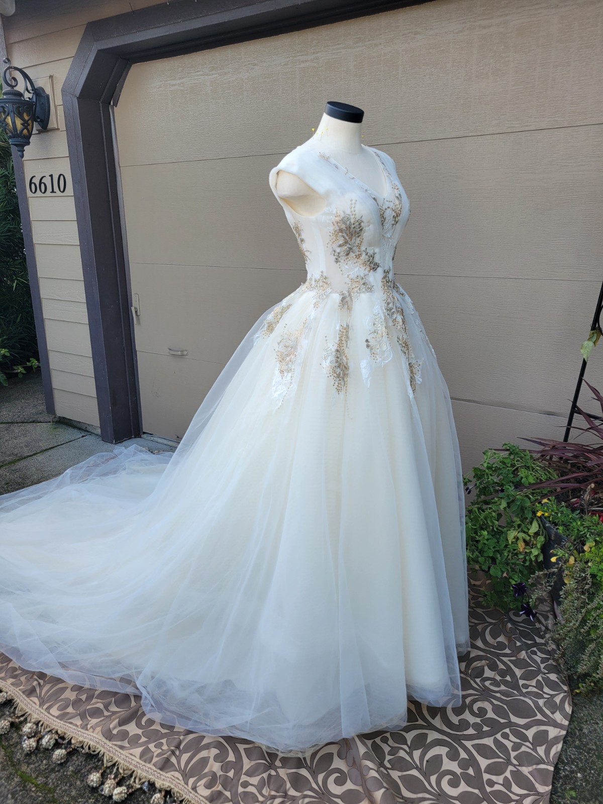 Elegant Sleeveless Lace Wedding Gown – V-Neck, Lace-Up Back, Golden Brown Corset