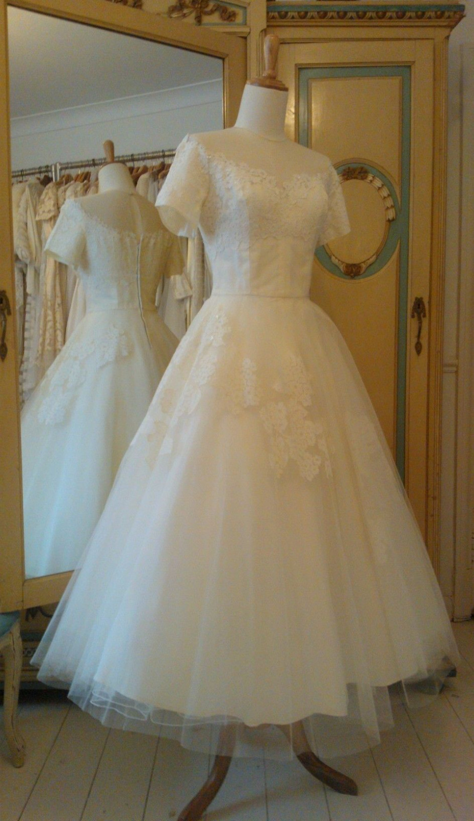 Elegant Wedding Dresses Scoop Neck Short Sleeves Lace Tea Length Bridal Gowns