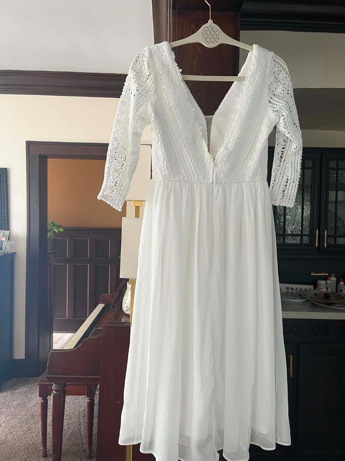 Lulu’s Ivory Pre-owned Excellent Condition V-neck 3/4 sleeve Wedding Dress Small