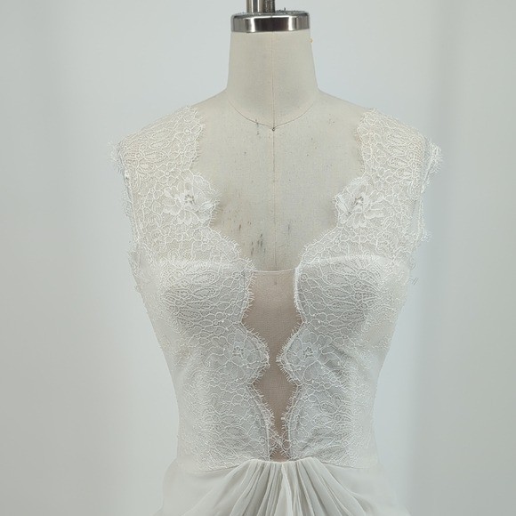 11683 BCBGMaxazria Lace Ruched Maxi Dress White size 6 wedding bridal formal