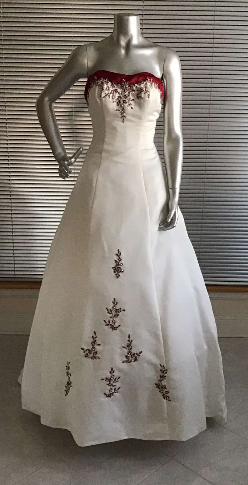 New Long Trailing Wedding Gown Dress Ivory & Red Size 6 Dress Easy To Carry .