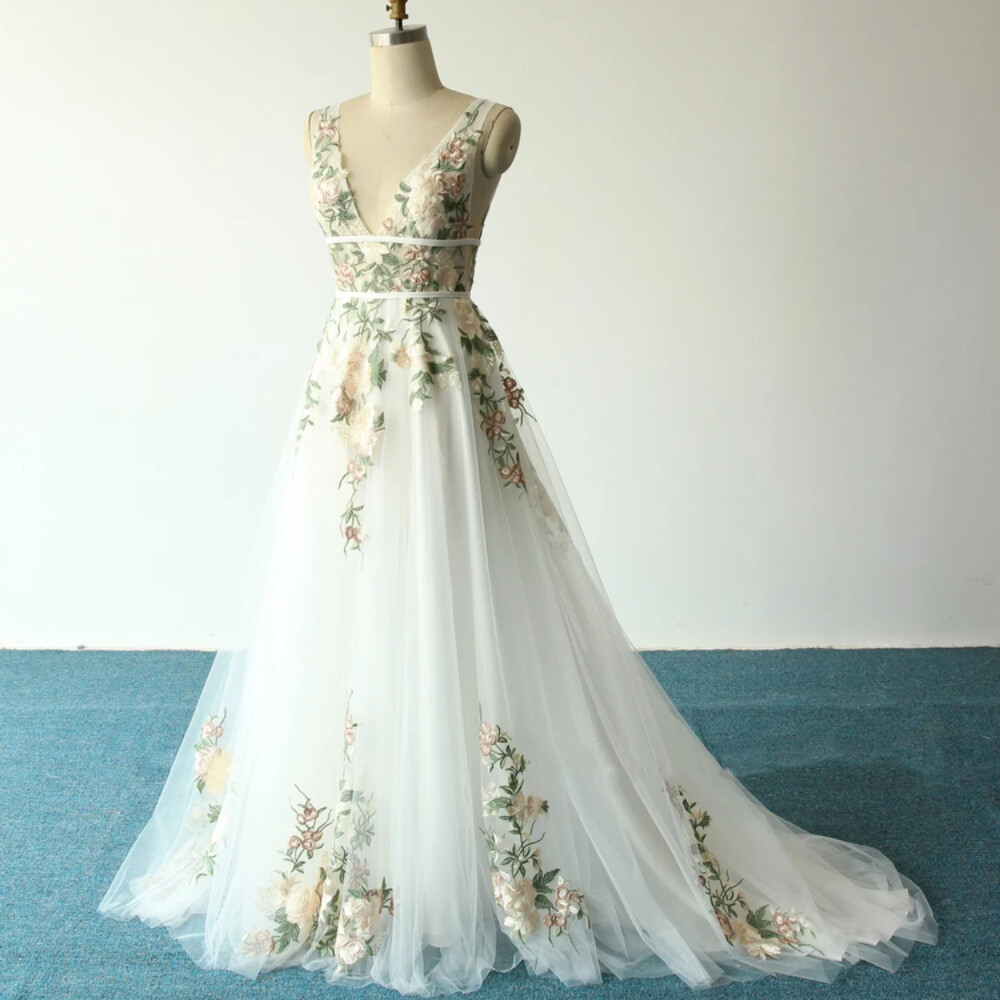 Modern 3D Appliques Wedding Dresses Deep V Neck Backless Tulle Bridal Gowns New