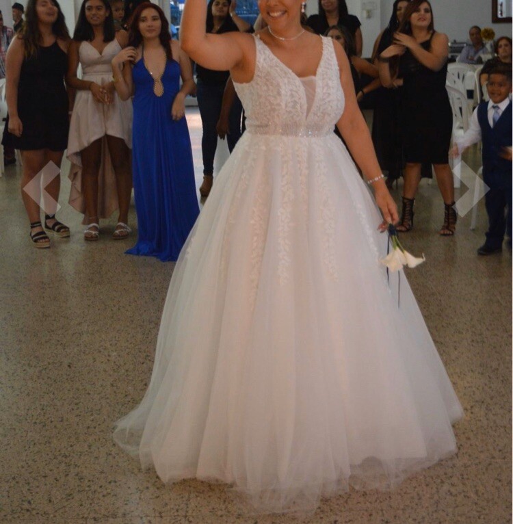 White Ivory Lace Appliqué V-Neck Wedding Dress Size 2-26